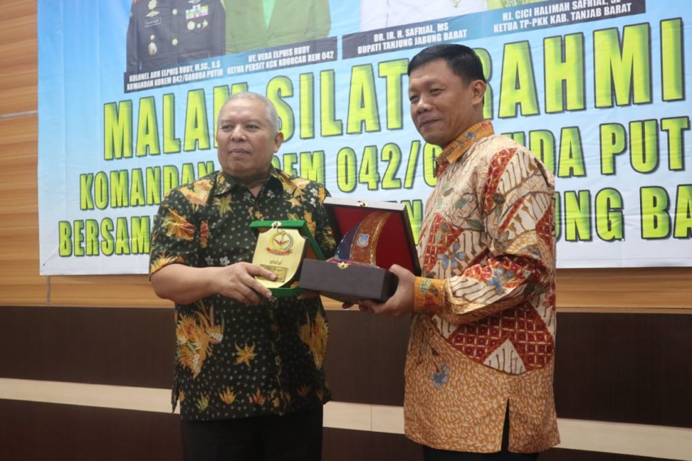 Bupati memberikan cinderamata
