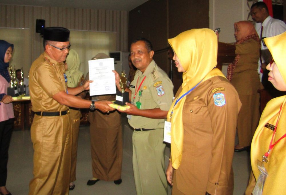 Bupati Merangin H Al Haris melalui Pjs Sekda H Hendri Maidalef menyerahkan penghargaan kepada bendahara dan operator terbaik