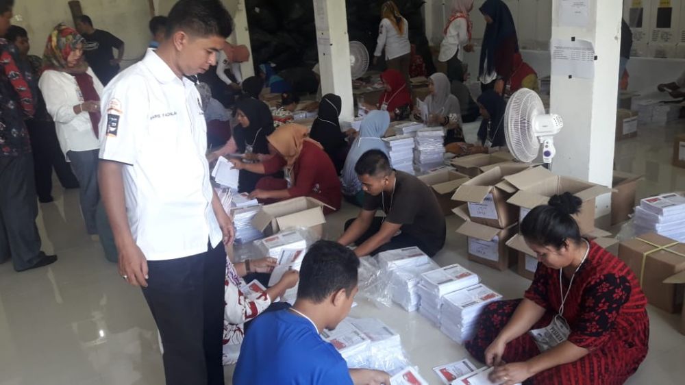 Pelipatan dan Penyortiran Surat Suara di Gudang KPUD Tanjabbar
