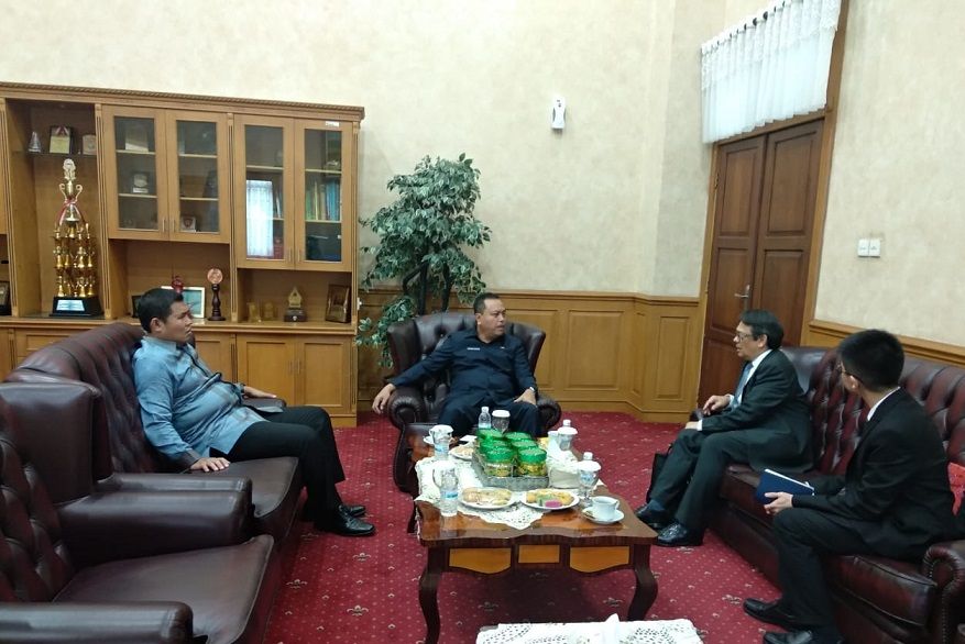 Pimpinan DPRD Provinsi Jambi menerima kunjungan Counsul Jenderal Singapura untuk Indonesia (di Medan) Richard Grosse di gedung DPRD Provinsi Jambi.