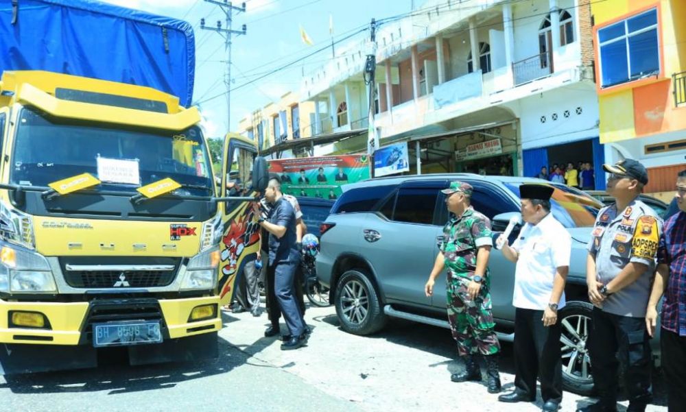 Bupati Merangin H Al Haris didampingi Kapolres dan Kasdim melepas pendisitribusian logistik Pemilu 2019 untuk kecamatan-kecamatan jauh dari ibu kita Kabupaten Mernagin