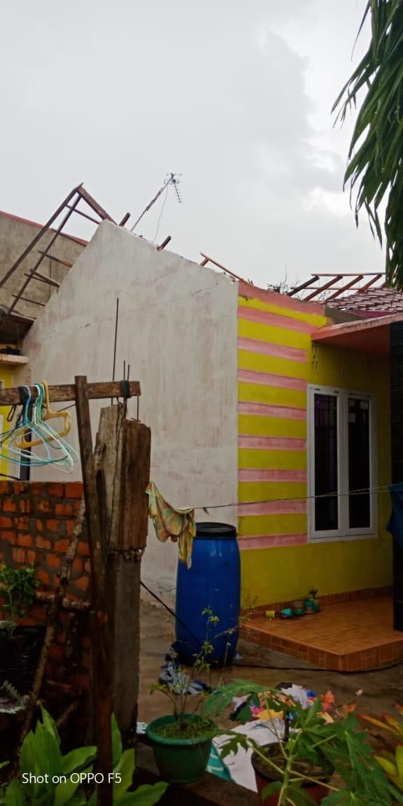 Salah satu atap rumah warga yang terlepas akibat Puting Beling yang melanda Kota Jambi minggu sore kemarin