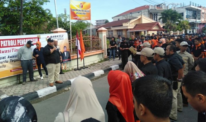 Ketua Bawaslu Bersama Dua Pimpinan Saat Apel Siaga dan Patroli Pengawasan dengan Panwascam, Panwasdes dan PTPS