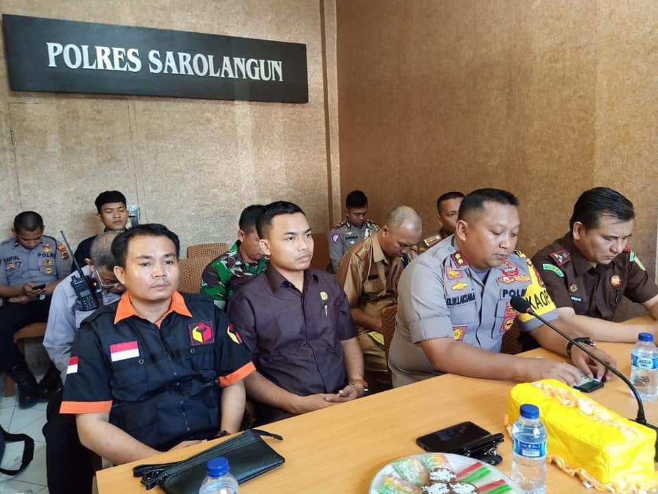 Anggota Bawaslu Sarolangun, Mudrika SH MH dan Komisioner KPU, ruoi Udin MSi menghadiri Video Converence (Vicon) di Mapolres Sarolangun