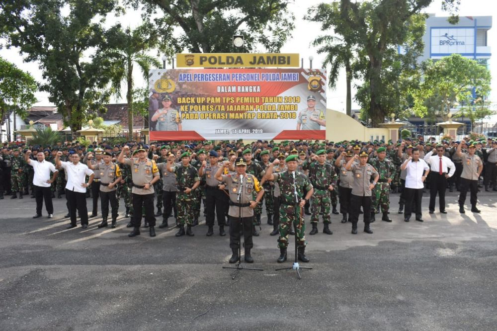 Kepala Kepolisian Daerah (Kapolda) Jambi Irjen Pol Muchlis, AS bersama Danrem 042Gapu Kol Arh Elphis Rudy Melepas Petugas Gabunagan Patroli Rutin Pengamanan Pemilu 2019