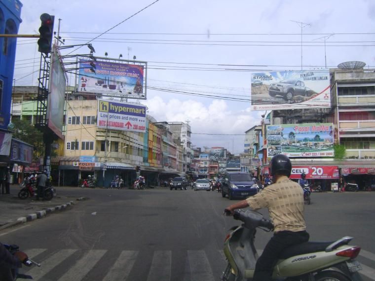 Suasana Lalu Lintas Simpang Bata Jambi