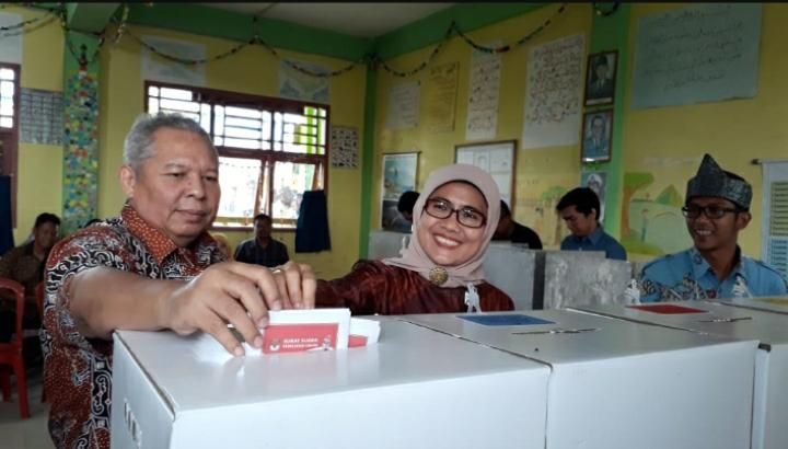 Safrial menyalurkan hak Suaranya. 
