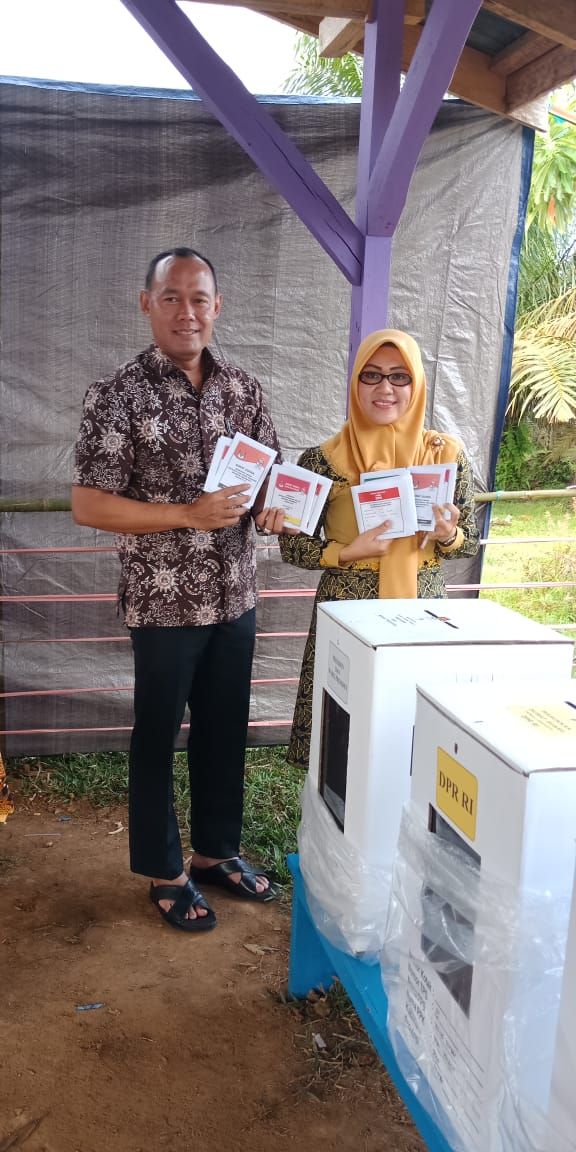 Bupati tebo beserta istri menyalurkan hak pilihnya.