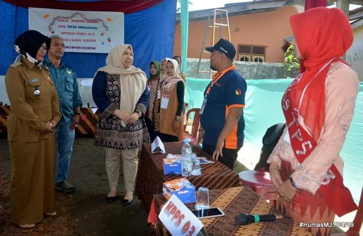 Bupati masnah berbincang dengan petugas KPPS. 