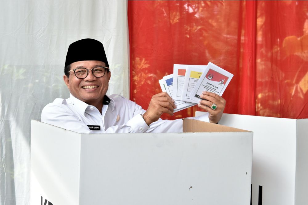 Gubernur menyalukan hak suaranya.