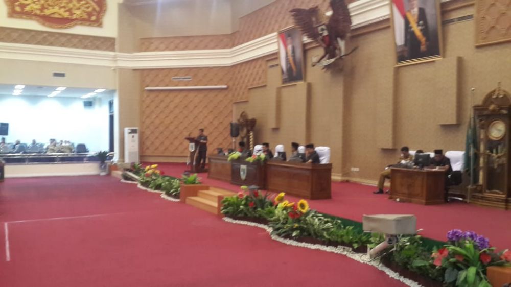 Salah Satu Fraksi DPRD Membacakan Tanggapan

