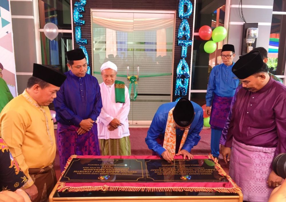 Bupati Merangin H Al Haris dan Wabup Tanjabbar H Amir Sakip Menyaksikan Kepala BPS RI Menandatangani Prasati Peremian  Gedung BPS untuk Dua Kabupaten Tersebut