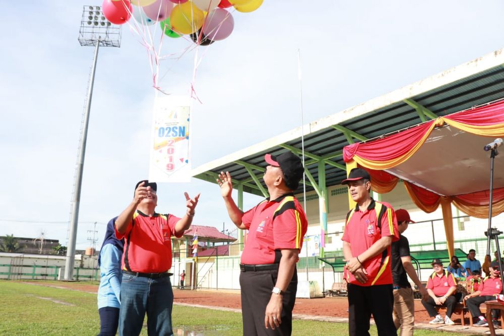 Wabup melepas balon pada acara O2SN
