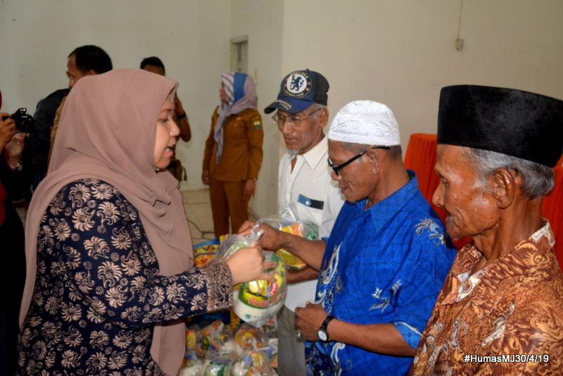 Bupati Masnah Menyerahkan Bantuan