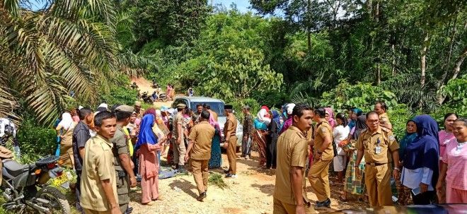 Warga yang sebagian besar ibu-ibu menghadang mobil Wabup Merangin