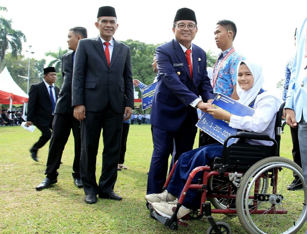 Fachrori Menyerahkan Bantuan