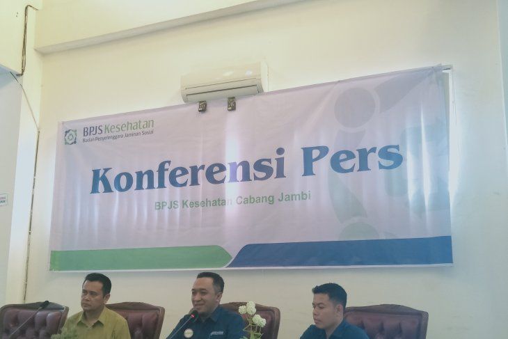 Memberikan keterangan pers di kantor BPJS Kesehatan Jambi