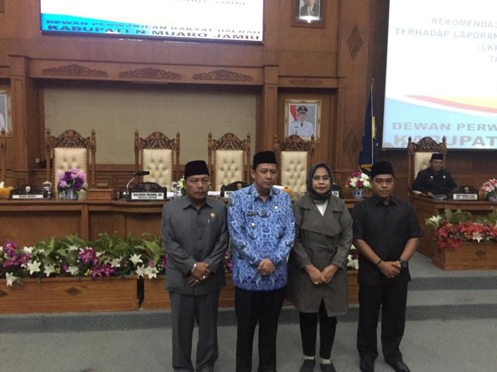 Ketua DPRD , Wakil ketua satu dan dua foto bersama Wabup usai paripurna