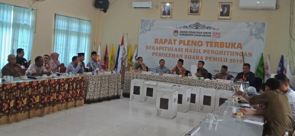 Suasana pleno Kecamatan Sarolangun di KPU sarolangun, Minggu (5/5)