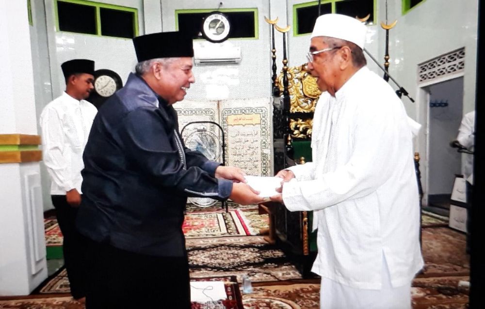 Bupati menyerahkan bantuan