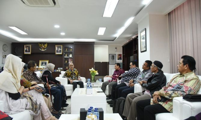 Suasana pertemuan Aliansi Masyarakat Peduli Tragedi Kemanusiaan Pemilu dengan dua komisioner Bawaslu di kantor Bawaslu, Sabtu kemarin