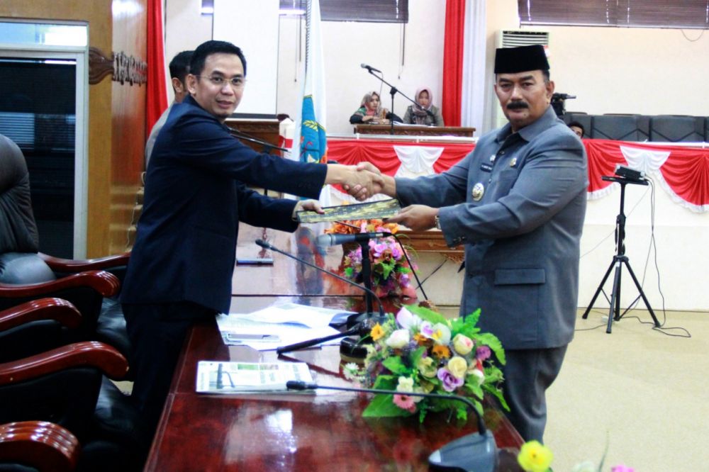 Wabup Amir sakib menyerahkan 7 Ranperda