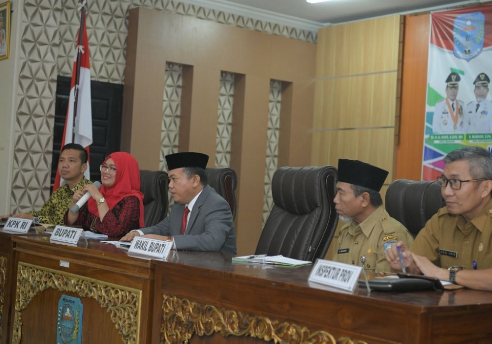 Bupati Merangin H Al Haris bersama Wabup H Mashuri menyimak paparan dari KPK RI