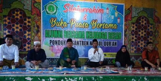 Pimpinan Ponpes NQ, Para Ustadz Dan Ketua Alumni saat menghadiri acara buka bersama dengan para Santri