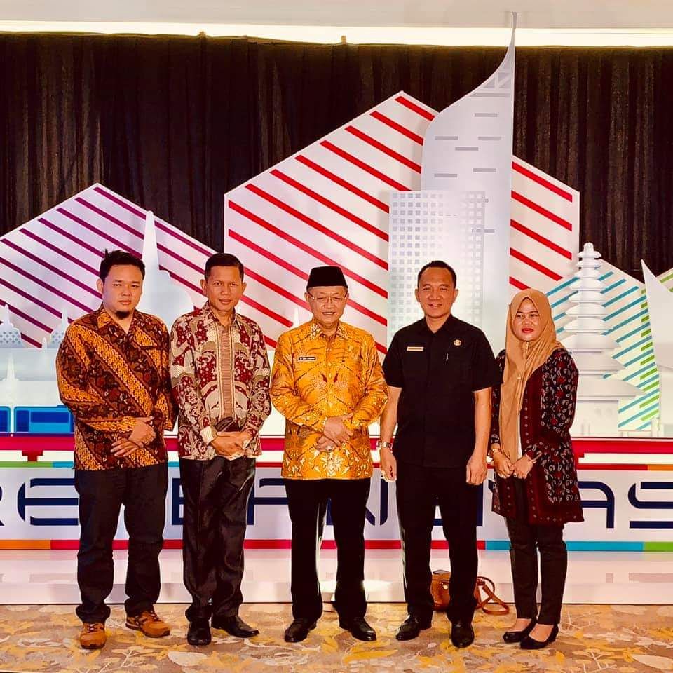 Bupati Sarolangun, Drs H Cek Endra bersama plt Bappeda/Asisten II, ir Dedy Hendry, Kabid Pendanaan, HJ Maria Susanti dan Kabag Humas, Sahrudin