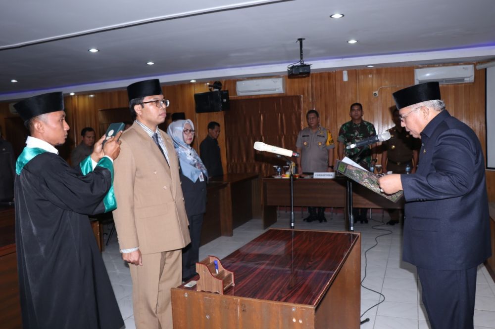 Bupati Safrial melantik Pejabat