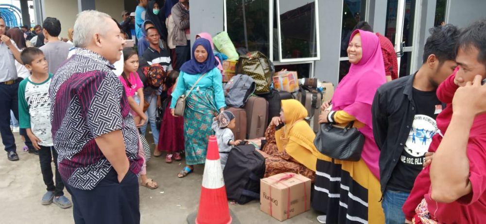 Safrial memantau arus balik di pelabuhan roro.