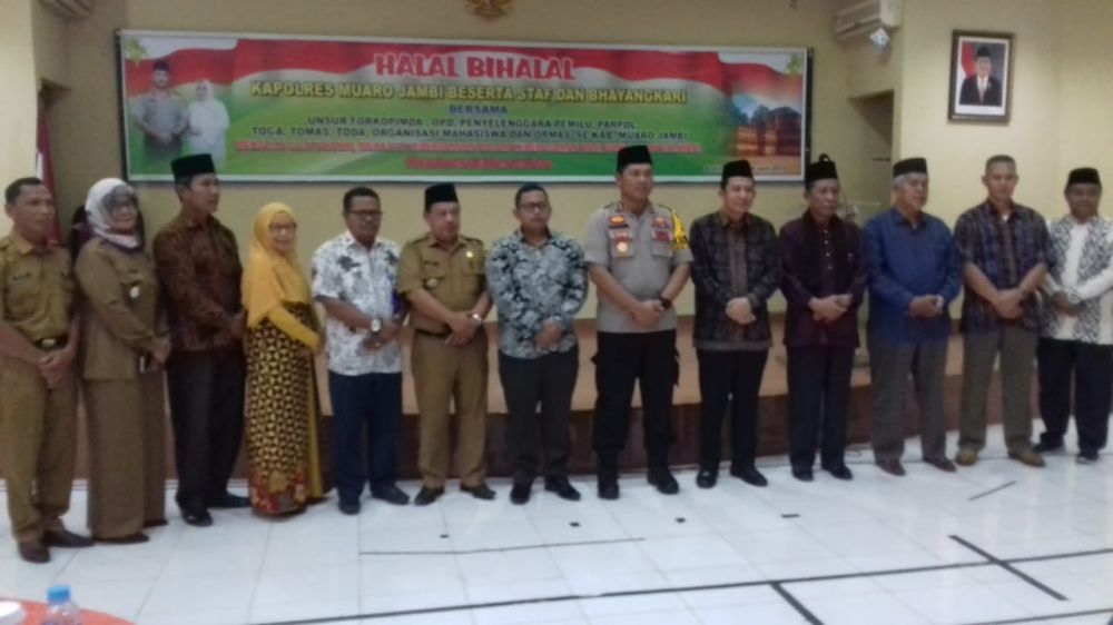 Wabup foto bersama usai halal bi halal.