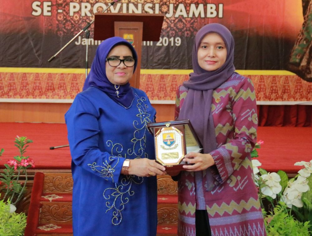 Ratu Munawaroh  bersama  Rahima Fachrori Umar dalam acara Dekranasda Provinsi Jambi.