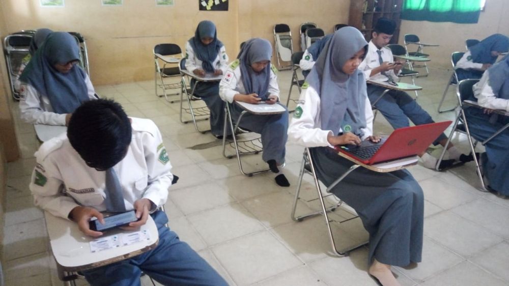 Siswa tengah mengikuti ujian