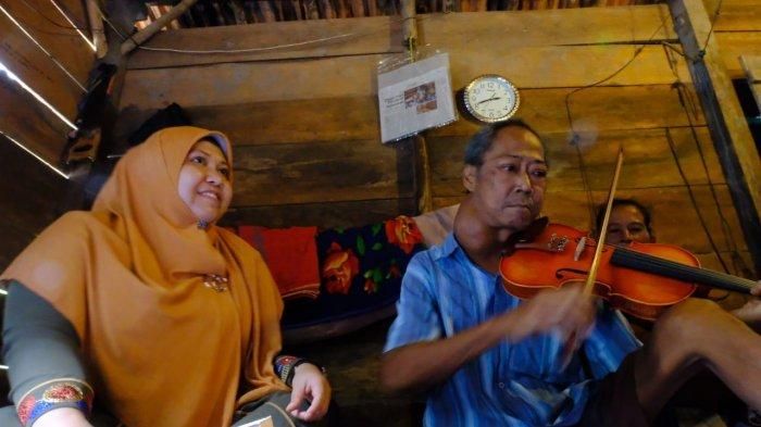Bupati Masnah Kunjungi Saidin, Seniman Penderita Tumor, Minta Masyarakat Doakan Kesembuhan.
