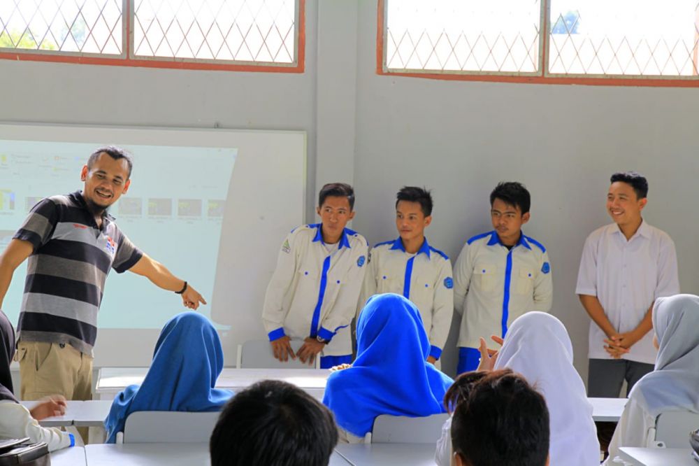 Hendi fresco saat memberikan materi kepada siswa SMKN 7 Tebo