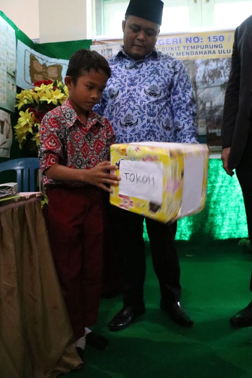 Irwandi Siagian sedang mempraktikkan cara kerja dadu literasi di depan Wakil Bupati Tanjab Timur, Robby Nahliansyah.