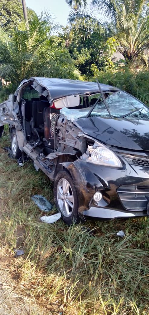 Avanza yang ringsek berat setelah bertabrakan dengan truk