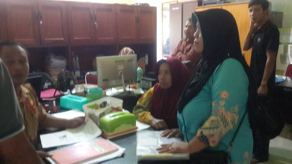 Orang tua siswa yang anaknya tidak lulus PPDB mendatangi Diknas Pendidikan..