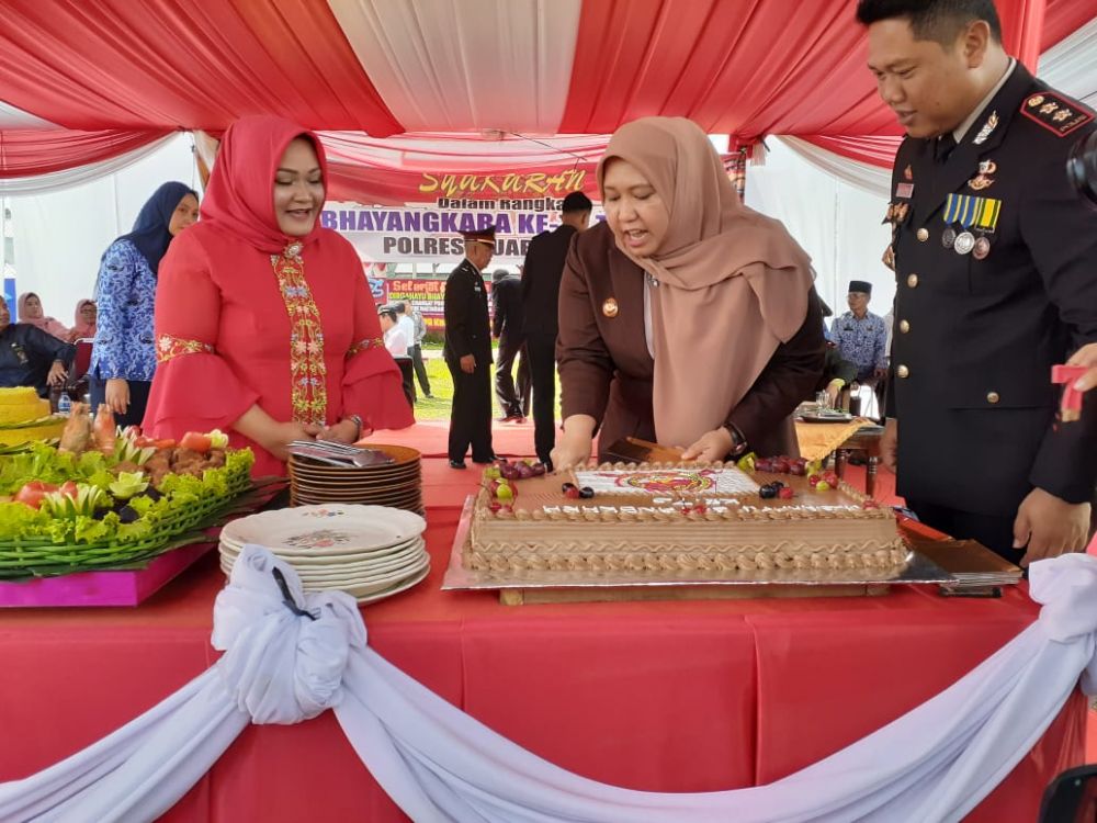 Bupati memotong kue pada HUT Bhayangkara ke 73.