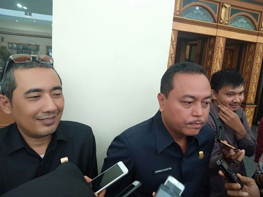 Cornelis Buston ketika diwawancara wartawan.
