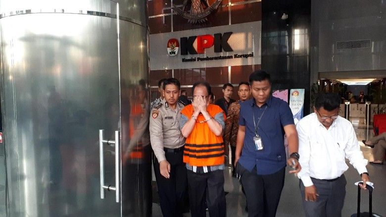 Anggota dewan provinsi Jambi Efendi Hatta dan Zianal Abidin ,Muhamadiyah bersama Asiang ditahan KPK