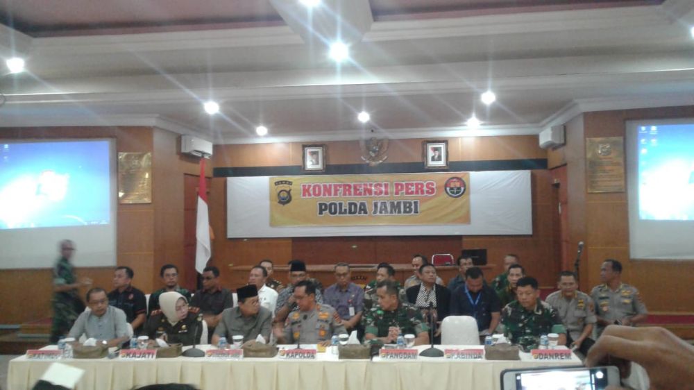 Kapolda, Danrem dan Gubernur bersama Forkompida memberikan keterangan pers.