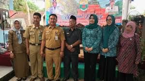 Ketua TP PKK Muarojambi foto bersama tim penilai.