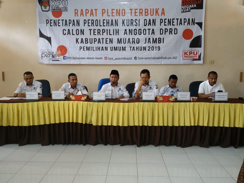Ketua KPU Muarojambi bersama komsioner KPU membuka pleno penetapan kemarin.