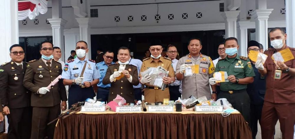 Bupati Sarolangun, H Cek Endra  ikut memusnahkan BB pada puncak peringatan HBA ke-59