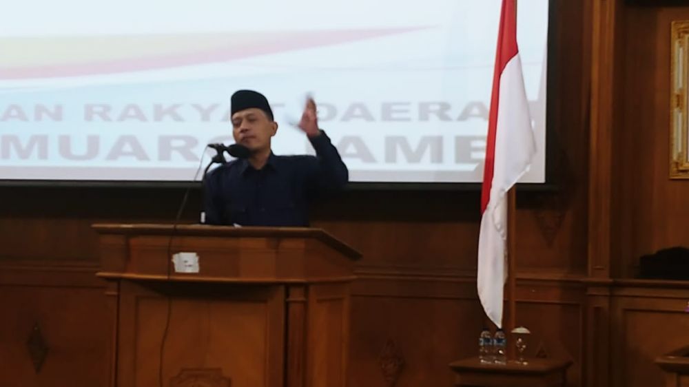Kamaludin Havis ketika membaca pandangan fraksi.jpg