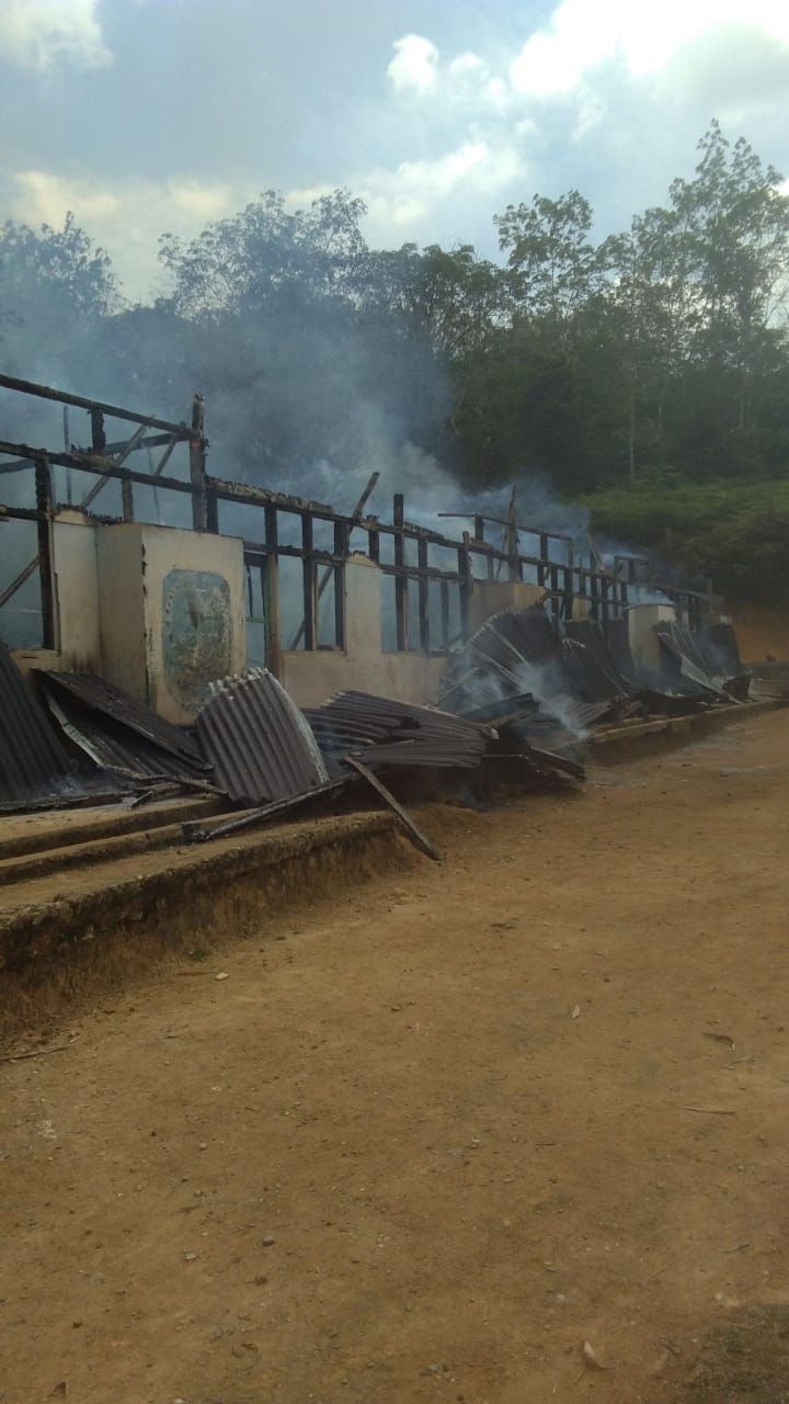 SD 153 yang terbakar.