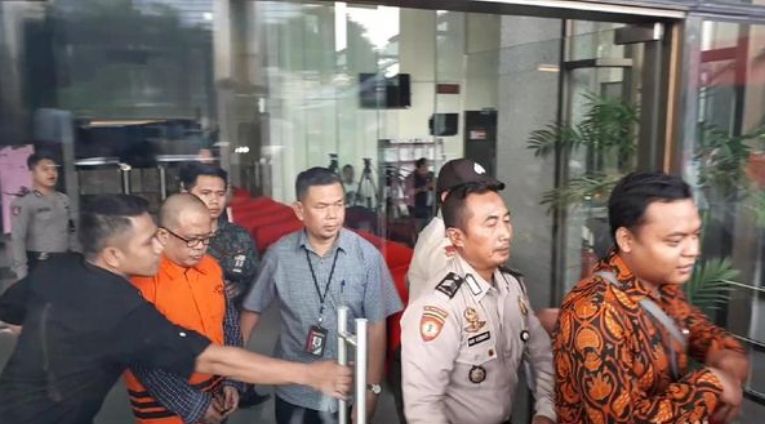 Gusrizal keluar dari gedung KPK