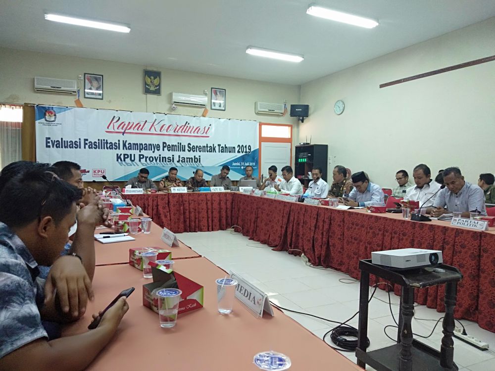 Rapat koordinasi evaluasi fasilitasi kampanye .